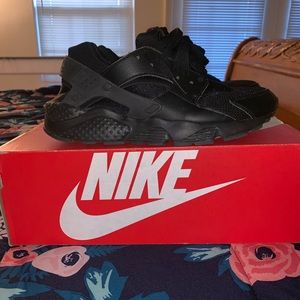 Black Nike Hurraches